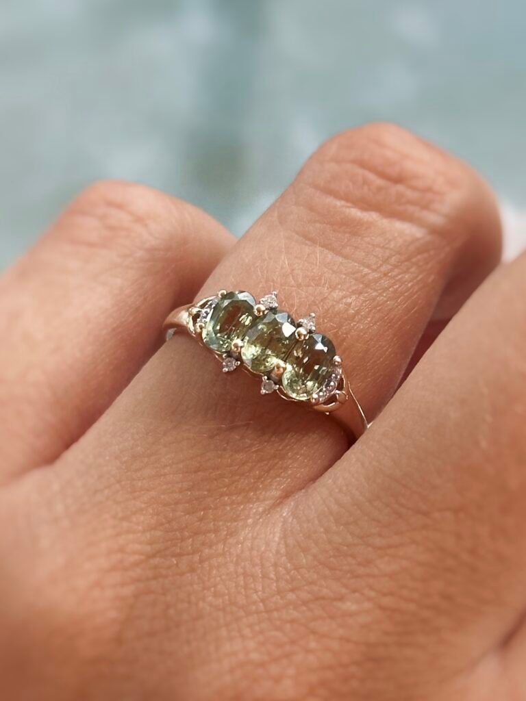Vintage 9 karaat gouden ring met ovaal geslepen geslepen peridoot en briljant geslepen diamantjes
