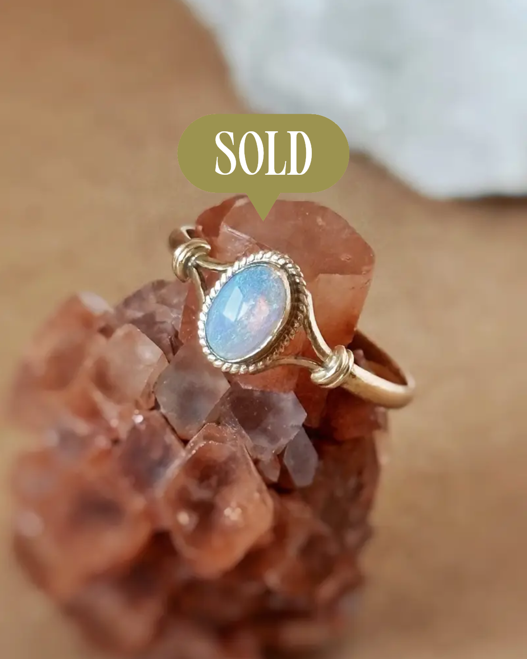 Vintage 9 karaat gouden ring met cabochon geslepen ovale australische opaal