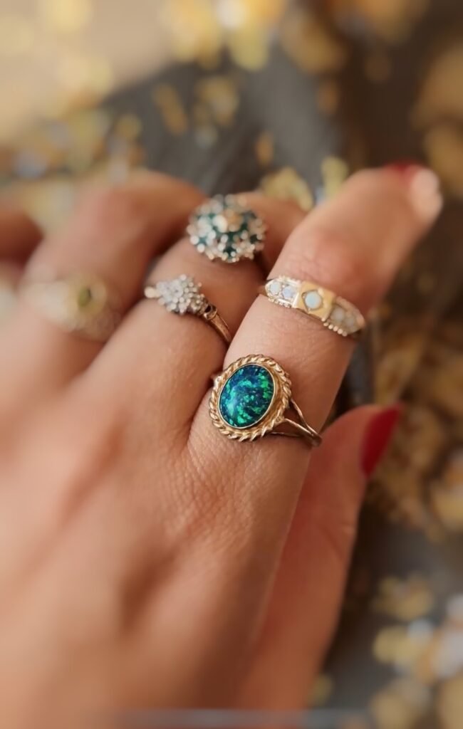 Vintage ring massief goud 9 karaat met synthetische opaal