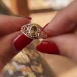 Vintage filigree ring massief goud 9 karaat met peridoot