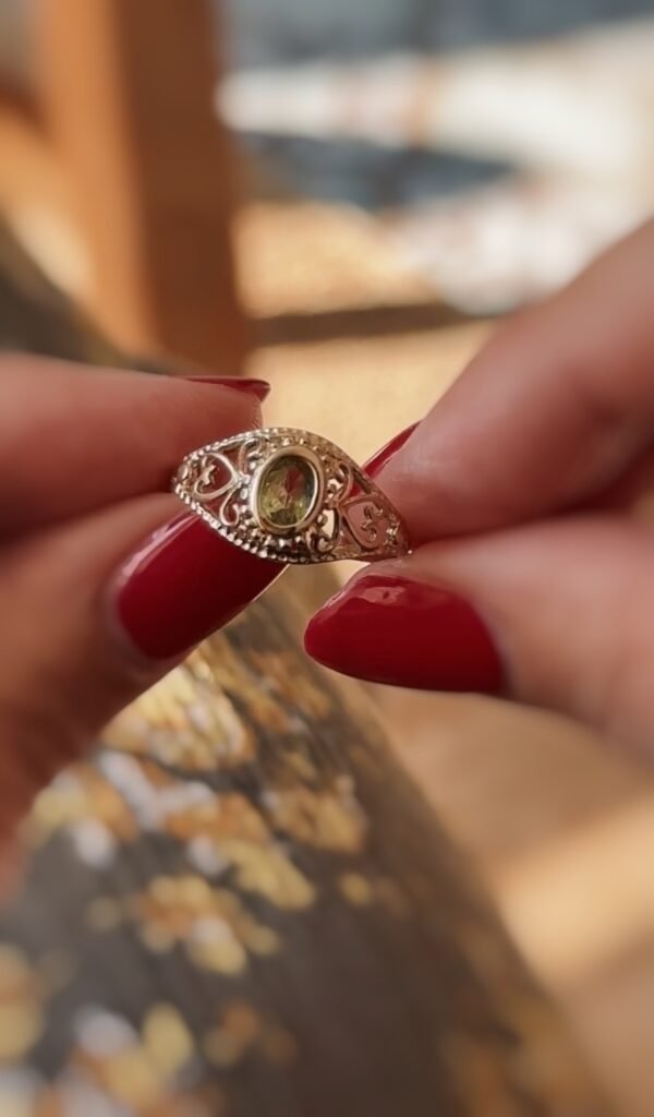 Vintage filigree ring massief goud 9 karaat met peridoot