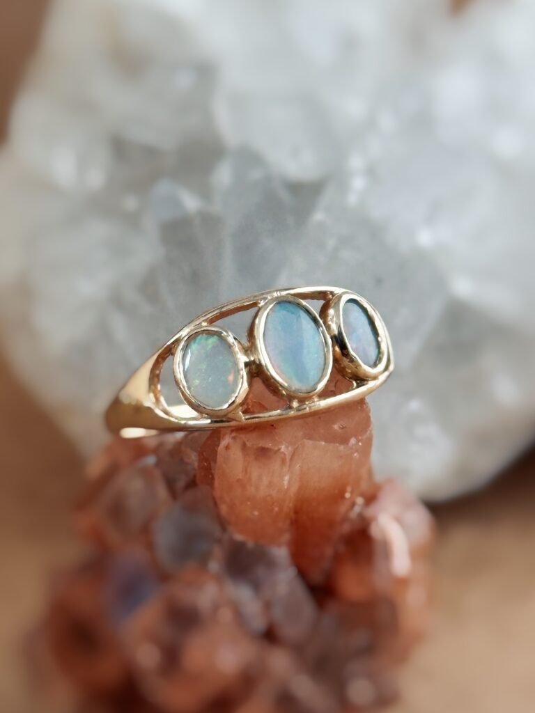Vintage ring massief goud 9 karaat met drie opalen