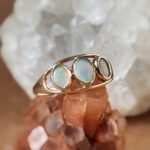 Vintage ring massief goud 9 karaat met drie opalen