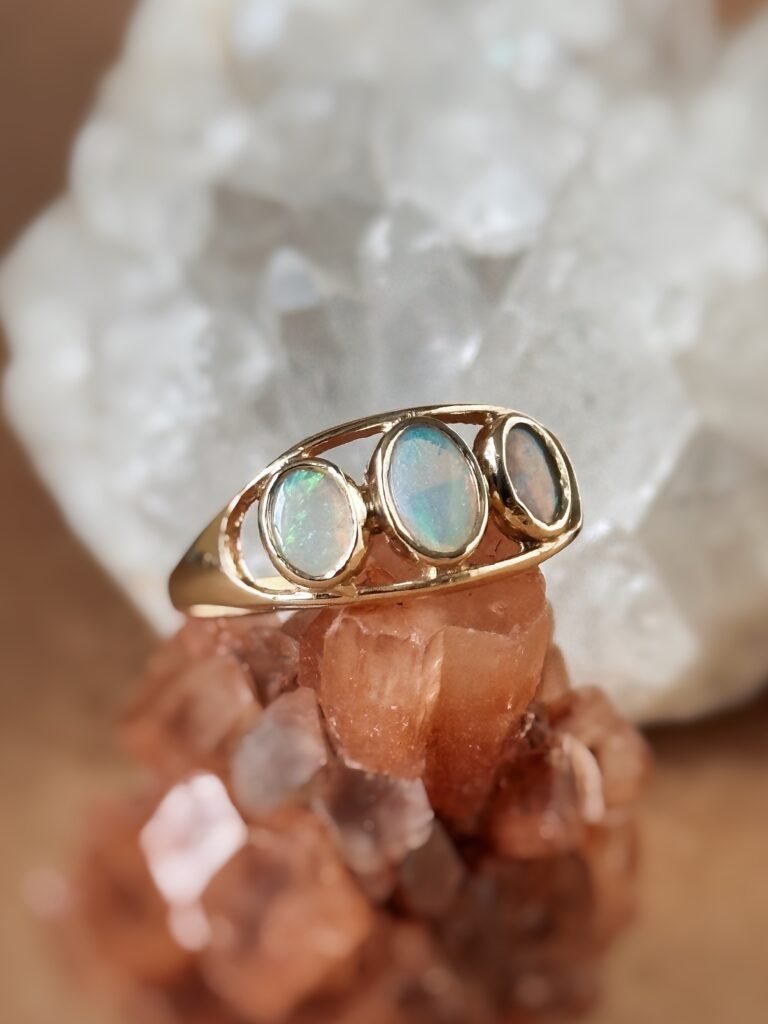 Vintage ring massief goud 9 karaat met drie opalen