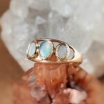 Vintage ring massief goud 9 karaat met drie opalen