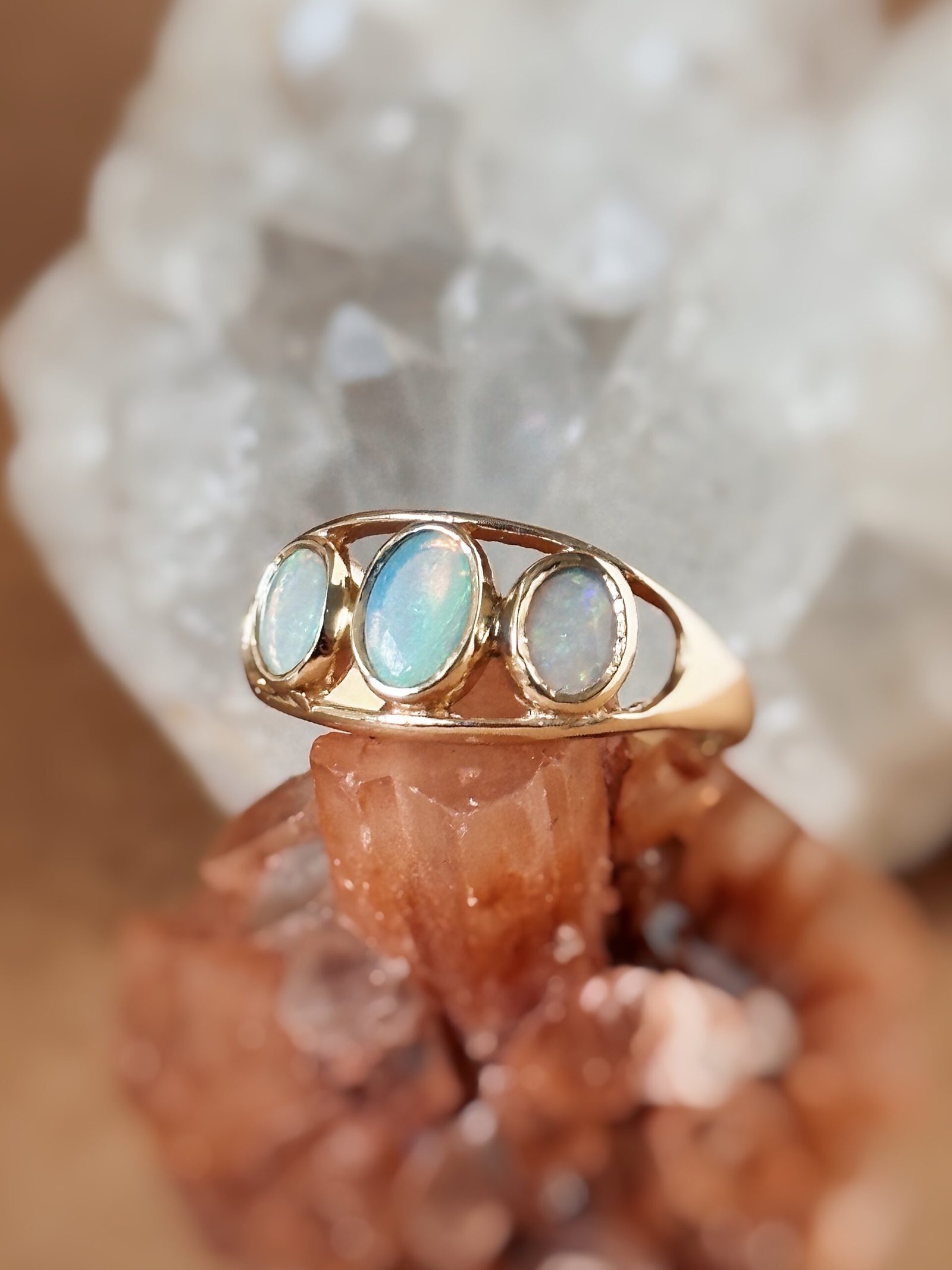 Vintage ring massief goud 9 karaat met drie opalen