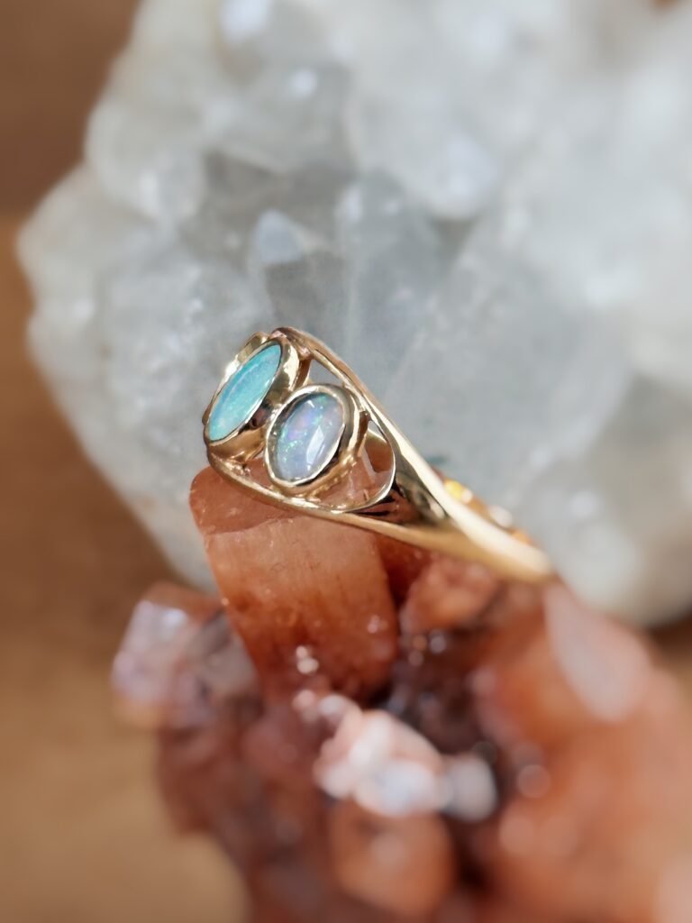 Vintage ring massief goud 9 karaat met drie opalen