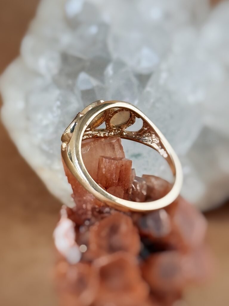 Vintage ring massief goud 9 karaat met drie opalen