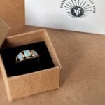 Vintage ring massief goud 9 karaat met drie opalen