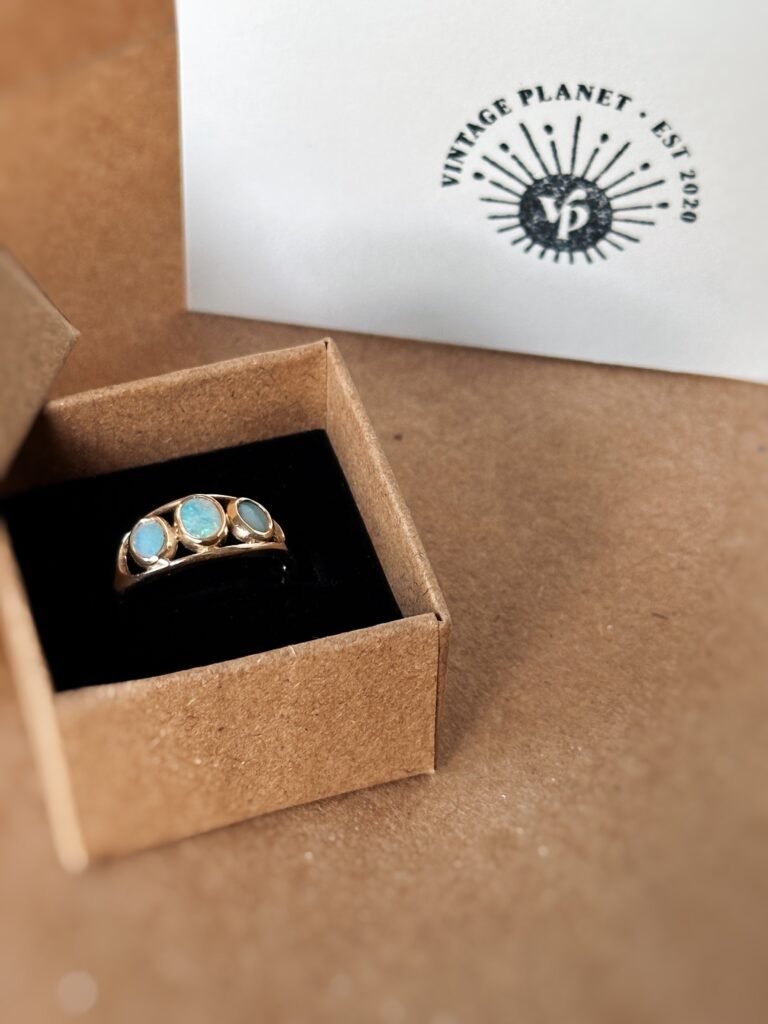 Vintage ring massief goud 9 karaat met drie opalen