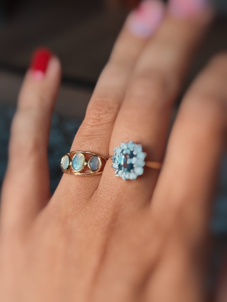 Vintage ring massief goud 9 karaat met drie opalen