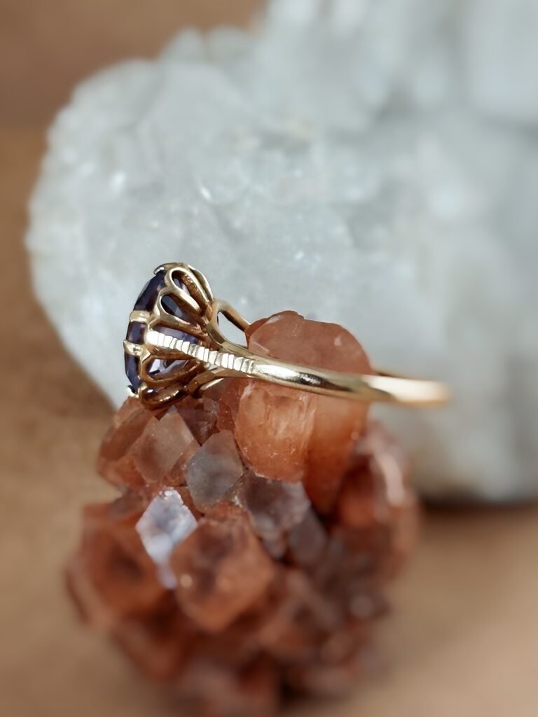 Vintage ring massief goud 9 karaat met grote amethist
