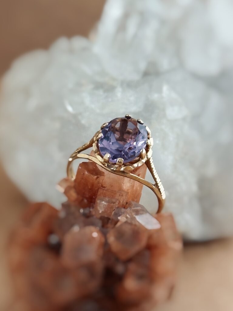 Vintage ring massief goud 9 karaat met grote amethist