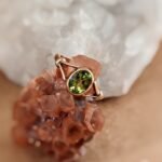 Vintage ring massief goud 9 karaat met peridoot