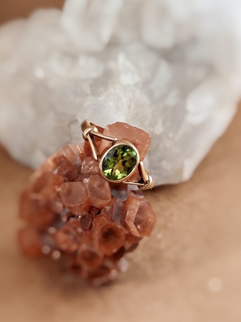 Vintage ring massief goud 9 karaat met peridoot