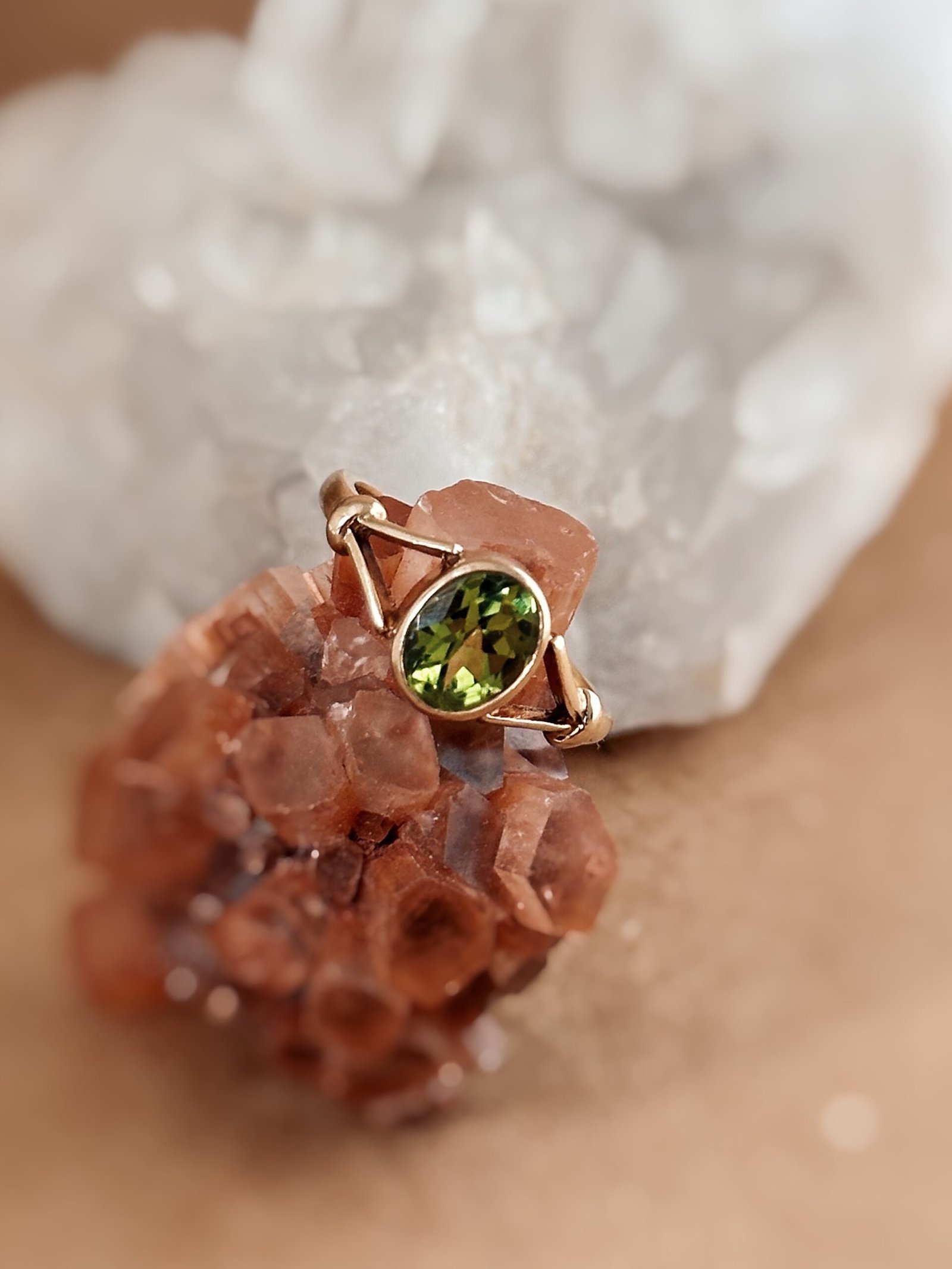 Vintage ring massief goud 9 karaat met peridoot