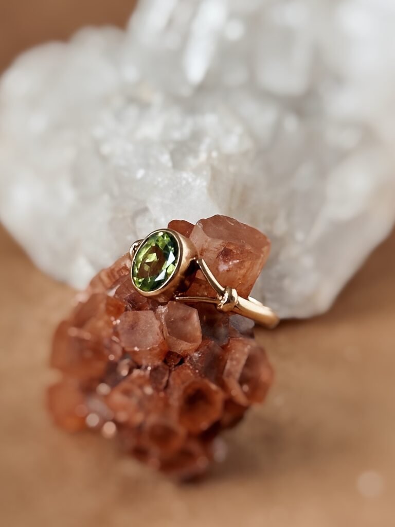 Vintage ring massief goud 9 karaat met peridoot