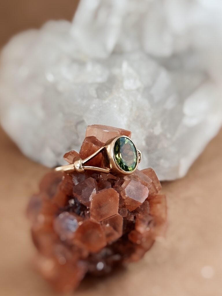 Vintage ring massief goud 9 karaat met peridoot