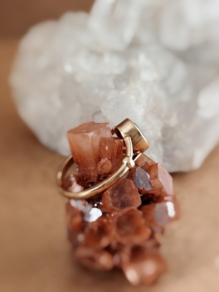 Vintage ring massief goud 9 karaat met peridoot