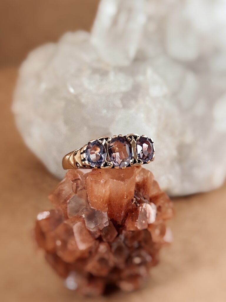 Vintage ring massief goud 9 karaat met drie amethisten