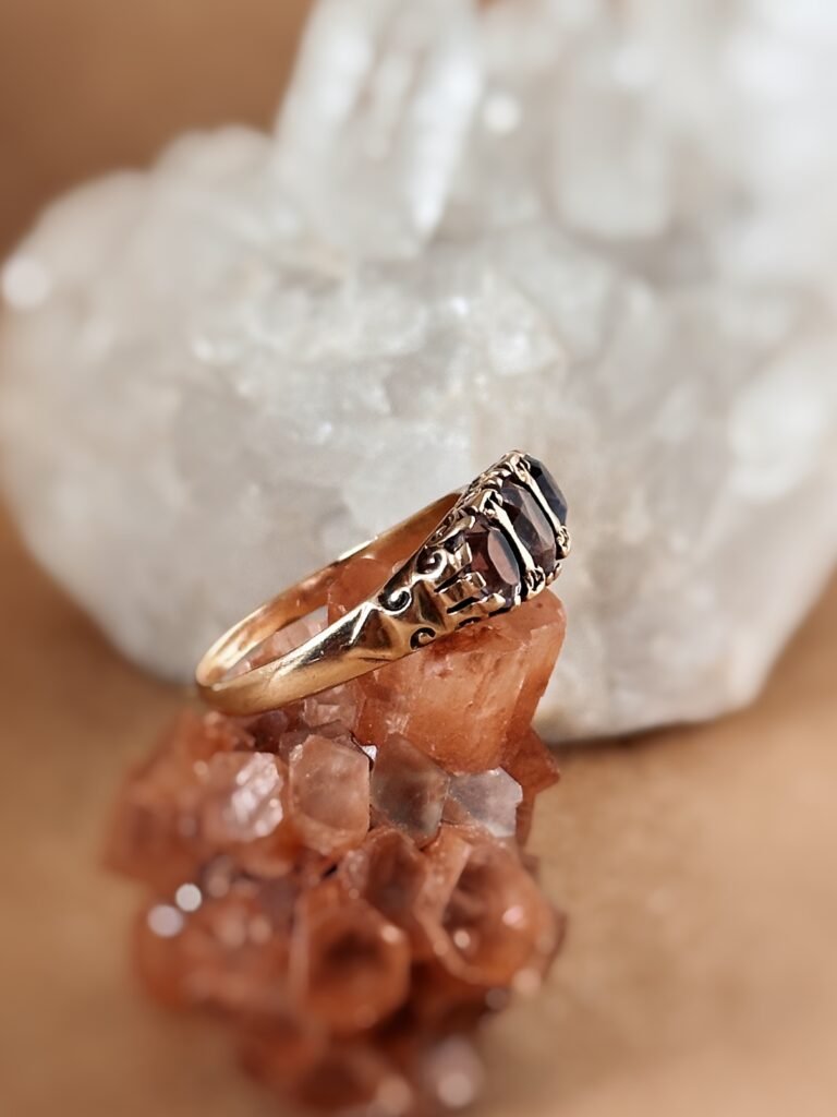Vintage ring massief goud 9 karaat met drie amethisten