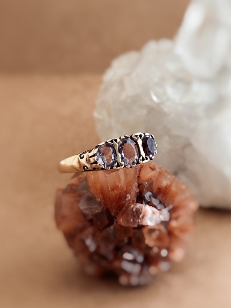 Vintage ring massief goud 9 karaat met drie amethisten
