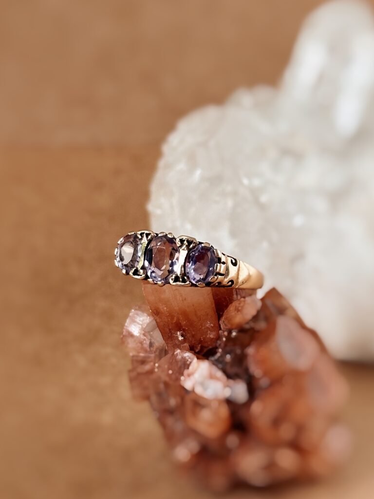 Vintage ring massief goud 9 karaat met drie amethisten