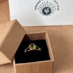 Vintage ring massief goud 9 karaat met peridoot