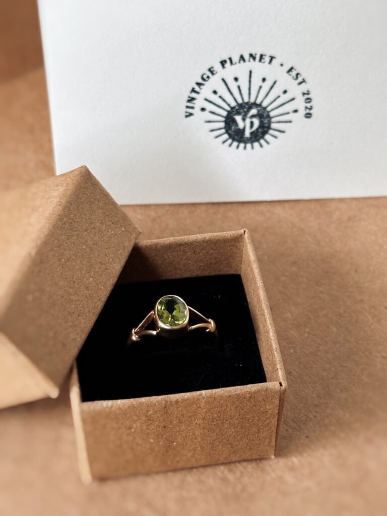 Vintage ring massief goud 9 karaat met peridoot