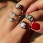 Vintage ring massief goud 9 karaat met drie opalen