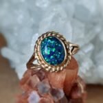 Vintage ring massief goud 9 karaat met synthetische opaal