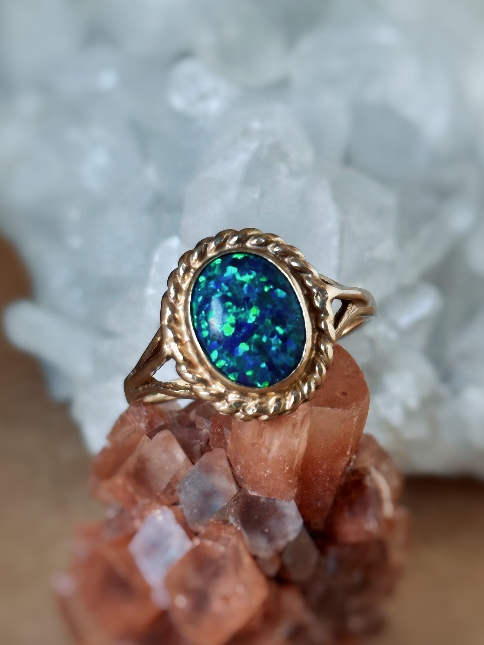 Vintage ring massief goud 9 karaat met synthetische opaal