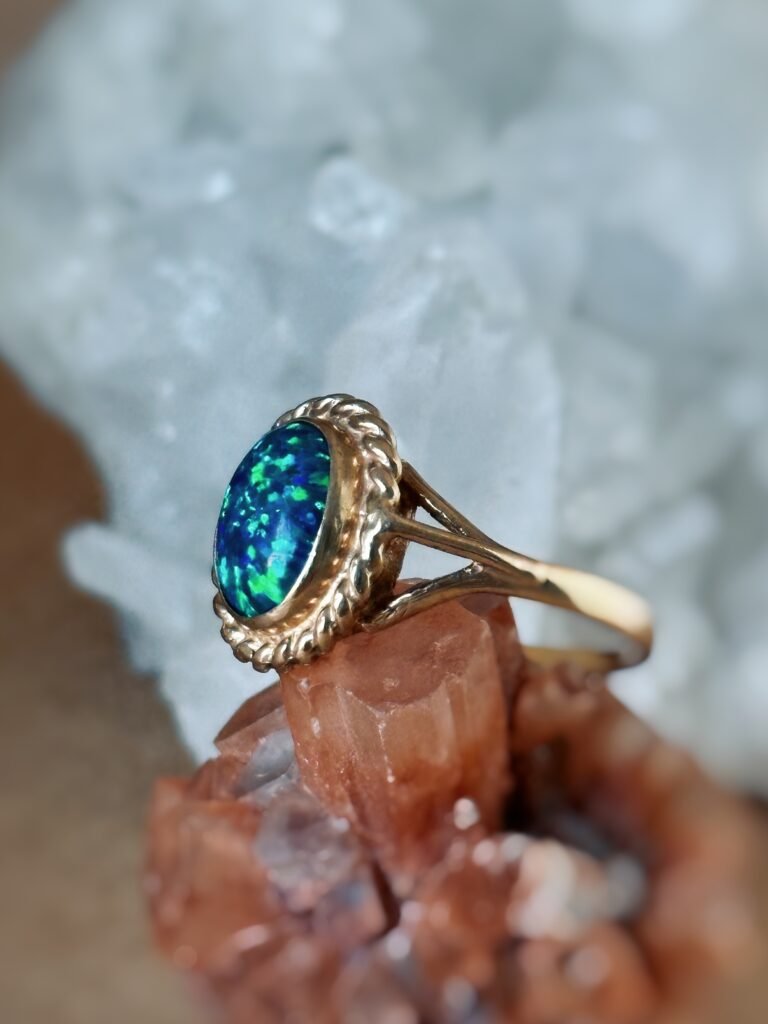 Vintage ring massief goud 9 karaat met synthetische opaal
