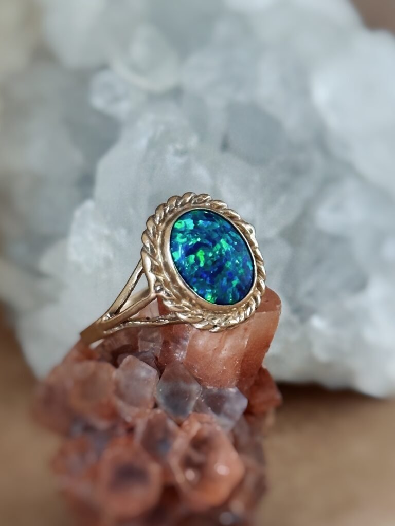 Vintage ring massief goud 9 karaat met synthetische opaal