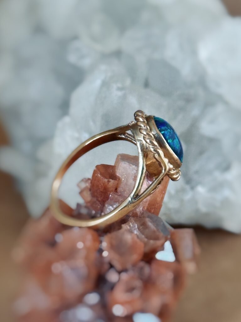 Vintage ring massief goud 9 karaat met synthetische opaal