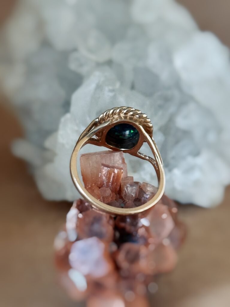 Vintage ring massief goud 9 karaat met synthetische opaal
