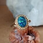 Vintage ring massief goud 9 karaat met synthetische opaal