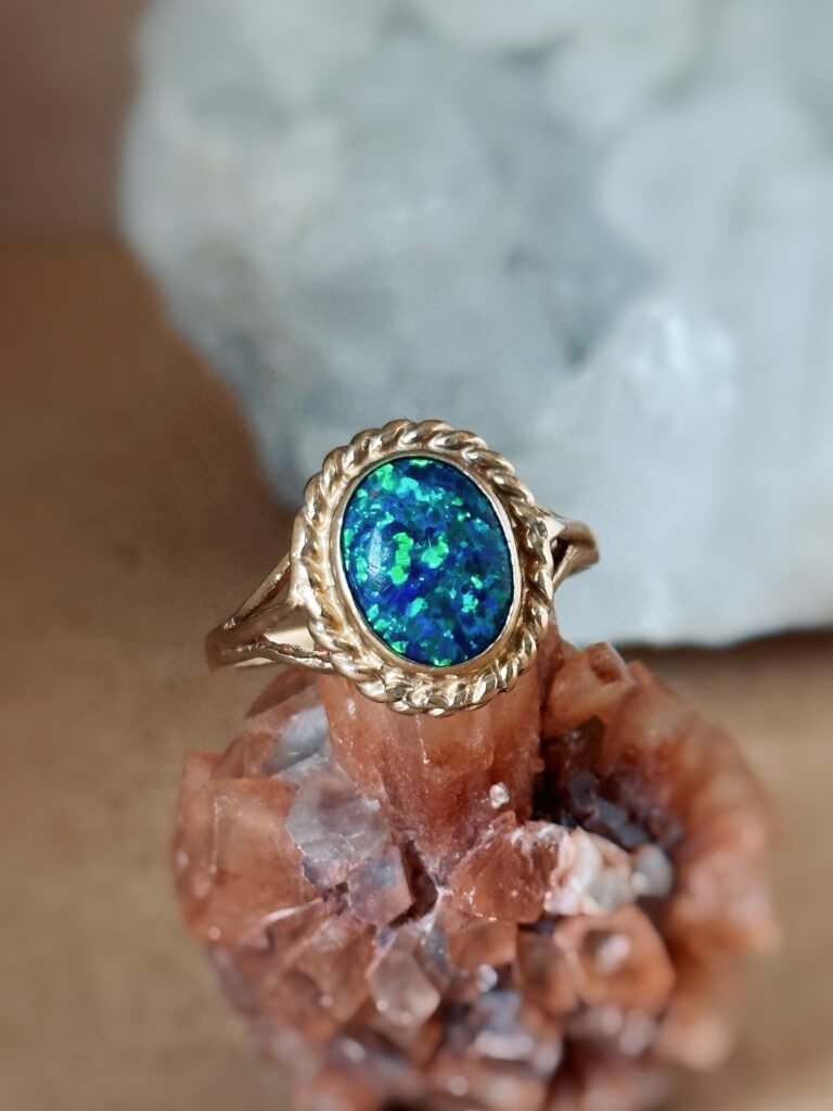 Vintage ring massief goud 9 karaat met synthetische opaal