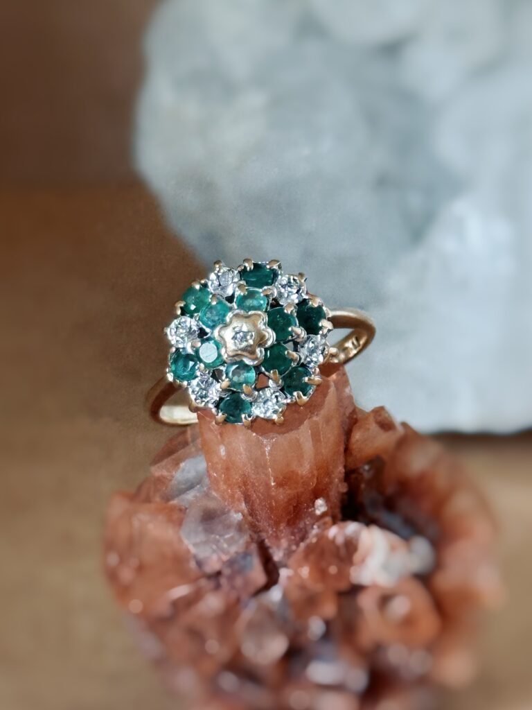 Vintage cluster ring massief goud 9 karaat met smaragd en diamant