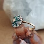 Vintage cluster ring massief goud 9 karaat met smaragd en diamant