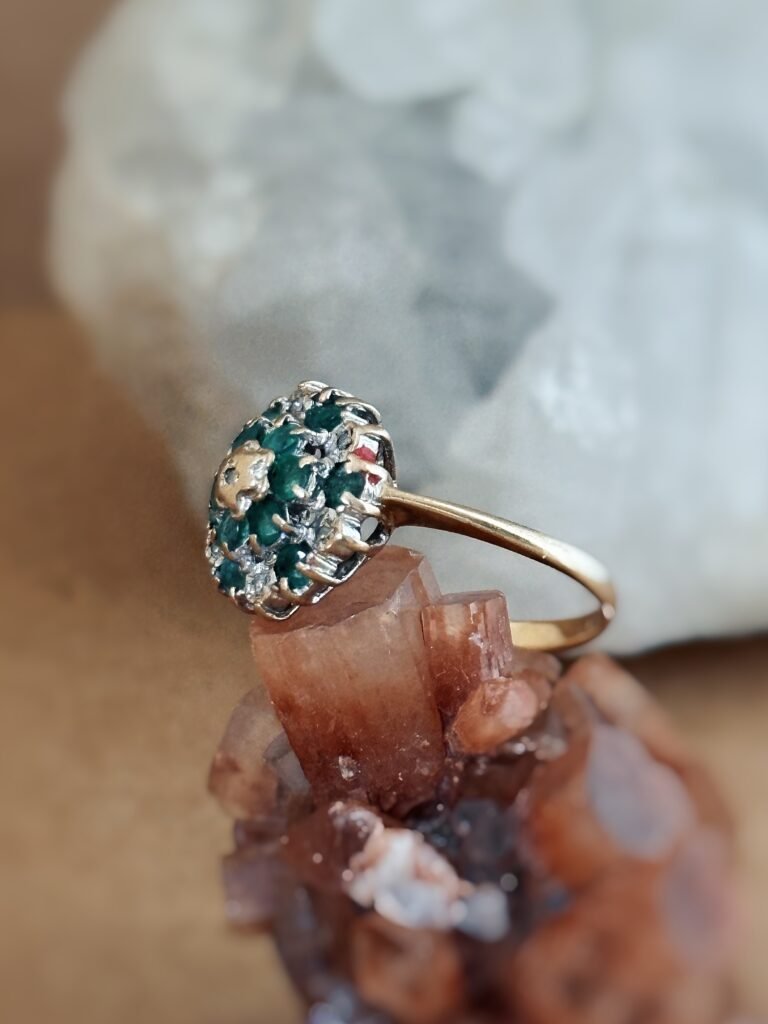 Vintage cluster ring massief goud 9 karaat met smaragd en diamant