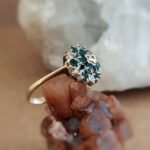 Vintage cluster ring massief goud 9 karaat met smaragd en diamant