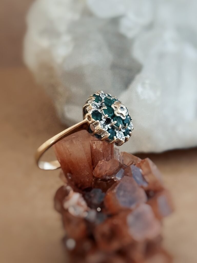 Vintage cluster ring massief goud 9 karaat met smaragd en diamant