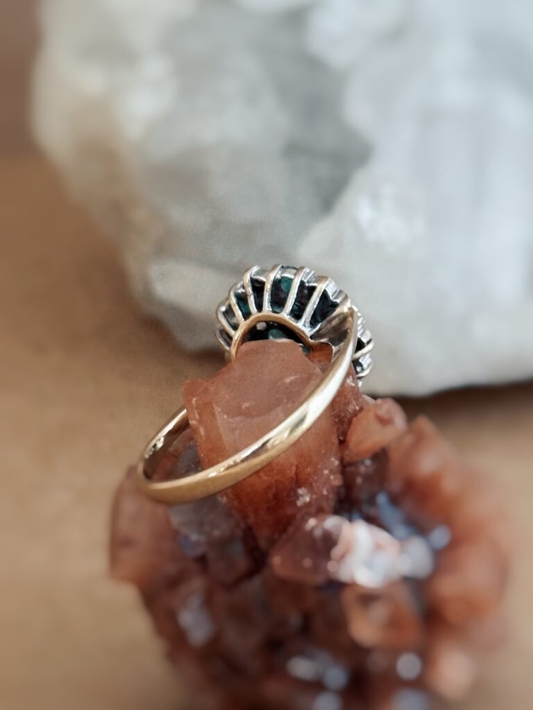 Vintage cluster ring massief goud 9 karaat met smaragd en diamant