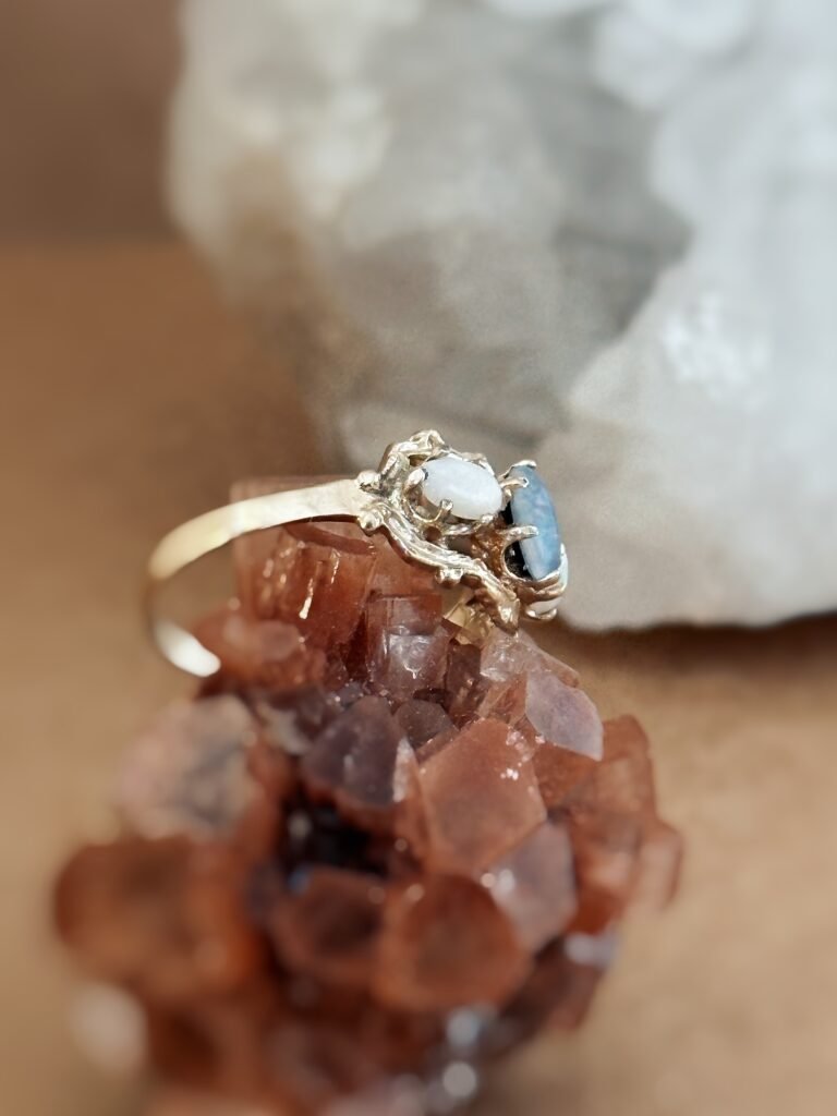 Vintage ring massief goud 9 karaat met opaal