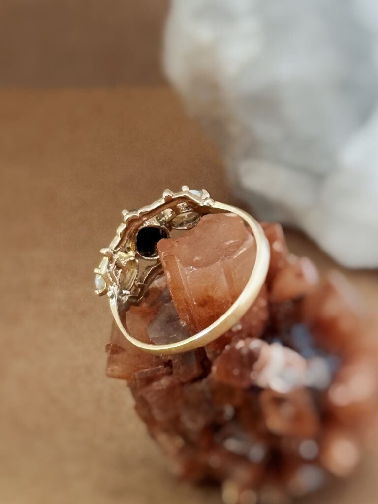 Vintage ring massief goud 9 karaat met opaal