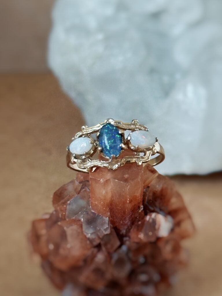 Vintage ring massief goud 9 karaat met opaal
