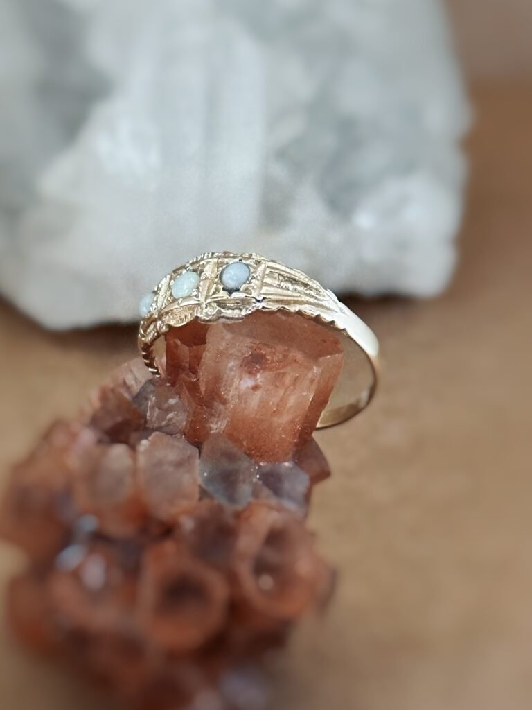 Vintage ring massief goud 9 karaat met opaal