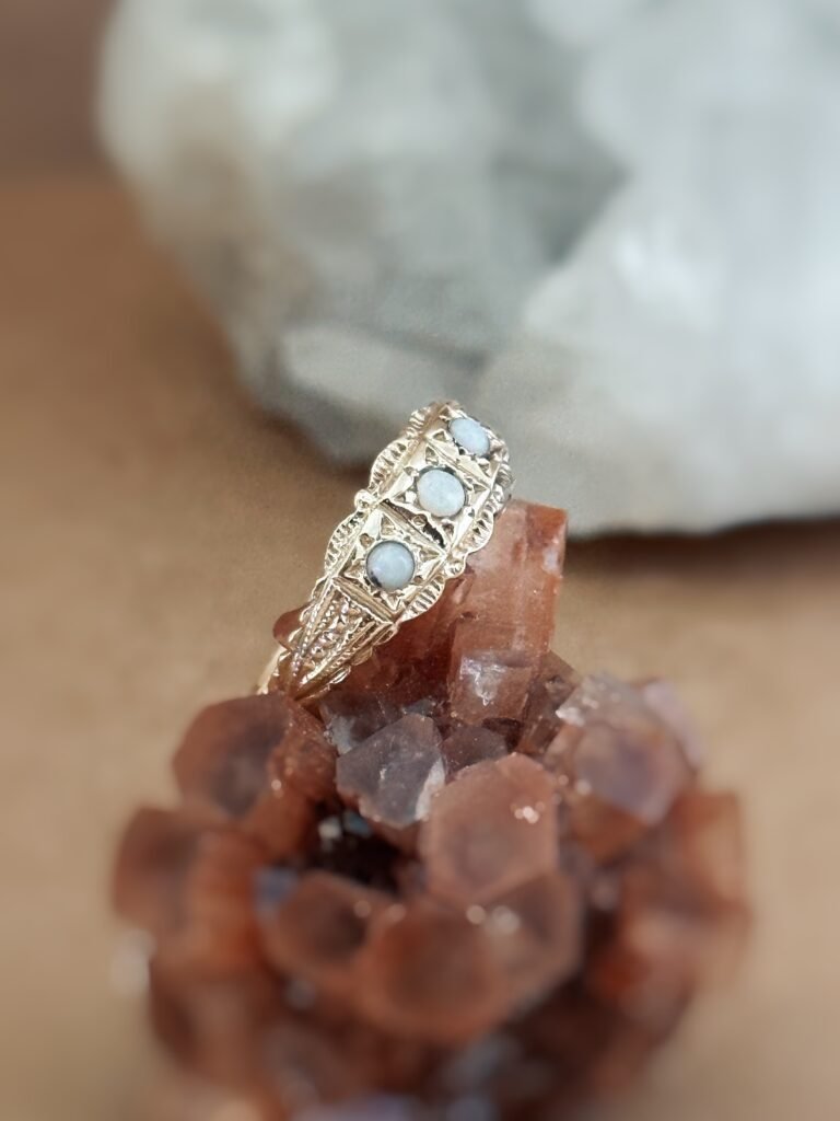 Vintage ring massief goud 9 karaat met opaal