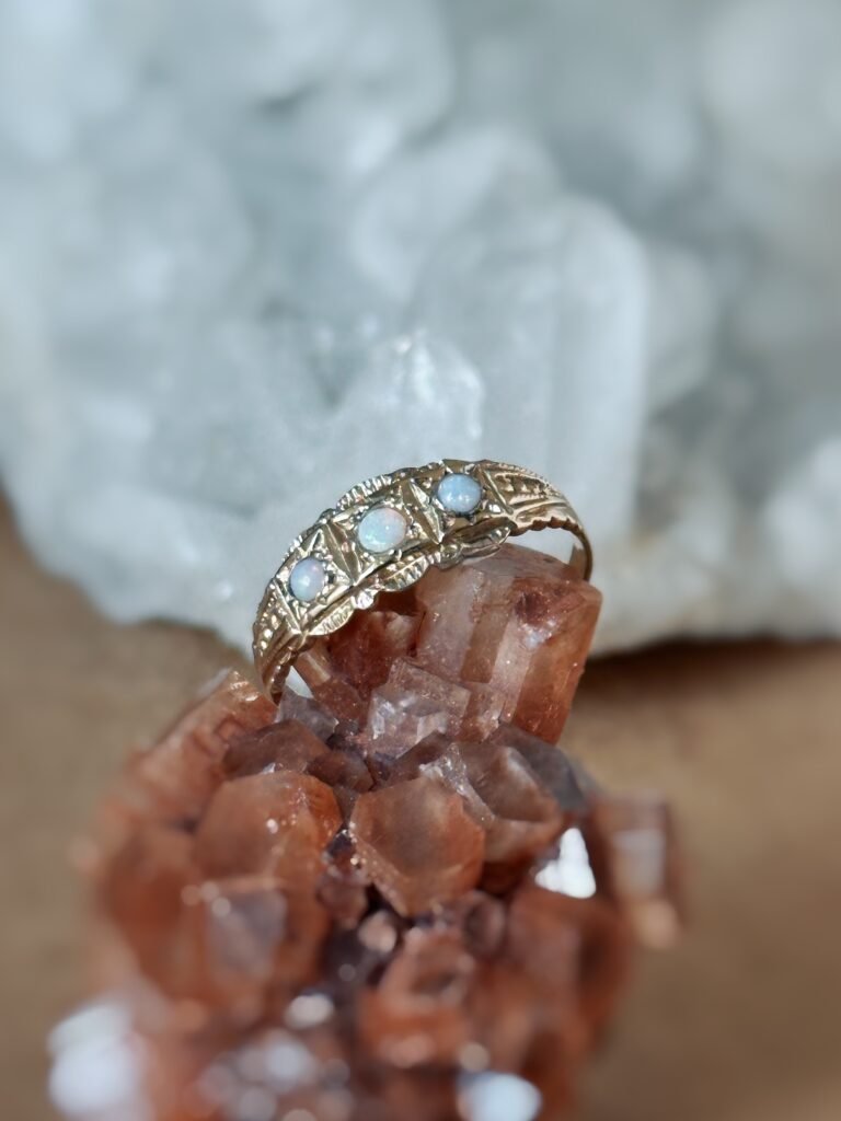Vintage ring massief goud 9 karaat met opaal